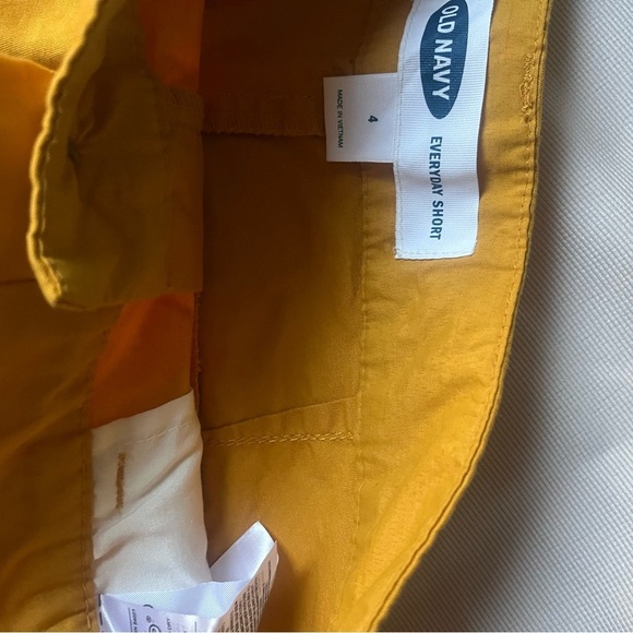 Old Navy women’s Yellow Flat Front Shorts Casual Lightweight Design - Picture 2 of 5